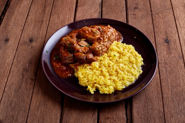 Arroz frito com carne assada barrinha no topo