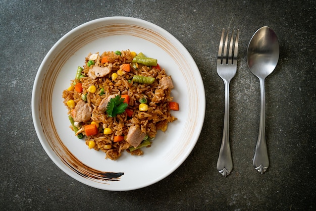 Arroz frito com carne de porco e legumes