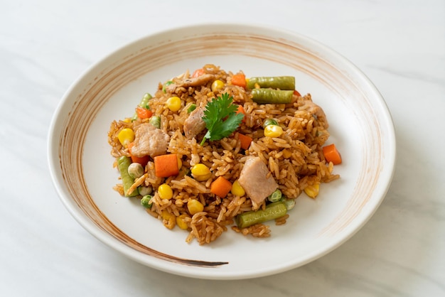 arroz frito com carne de porco e legumes
