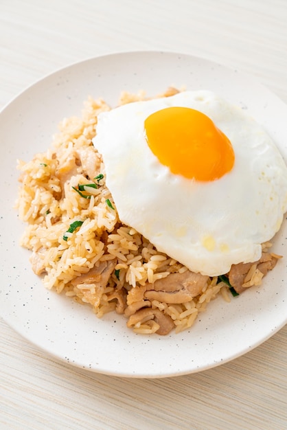 arroz frito com carne de porco e ovo frito em estilo japonês - estilo de comida asiática