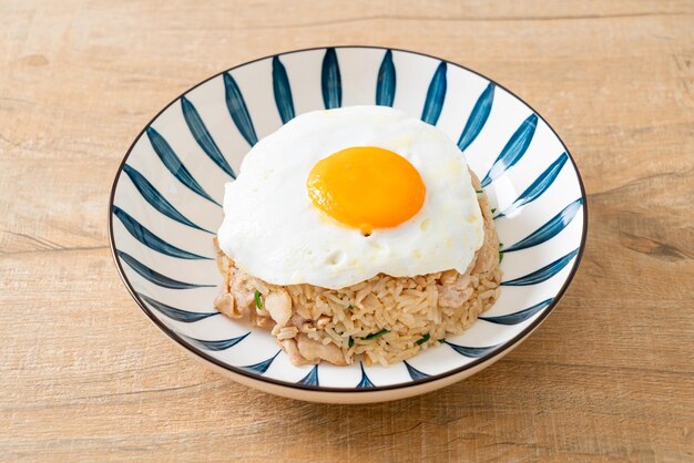 arroz frito com carne de porco e ovo frito em estilo japonês - estilo de comida asiática
