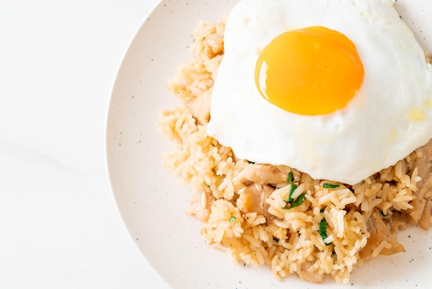 Arroz frito com carne de porco e ovo frito em estilo japonês