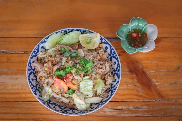 Arroz frito com carne de porco uma comida tailandesa popular