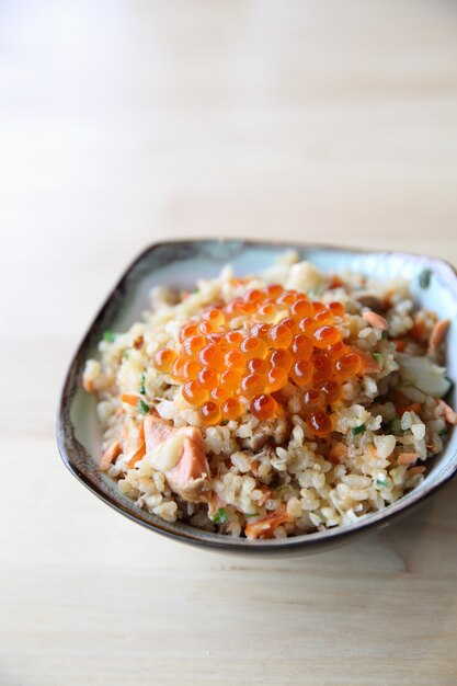 Arroz Frito com Cozinha Japonesa com Salmão e Caviar por Cima