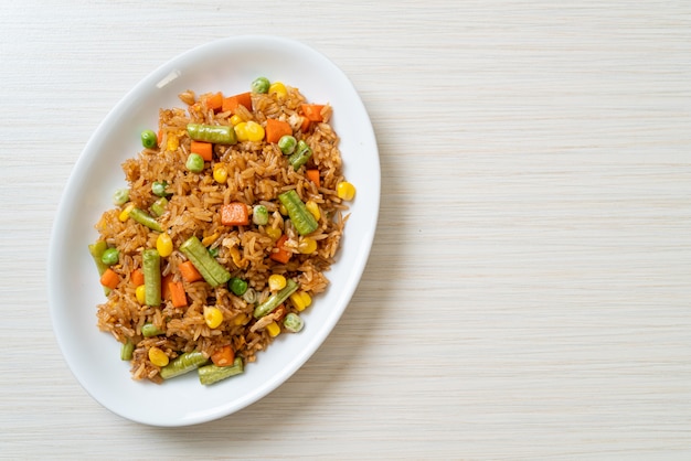 arroz frito com ervilha, cenoura e milho - comida vegetariana e saudável