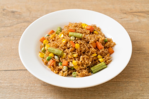 arroz frito com ervilha, cenoura e milho - comida vegetariana e saudável