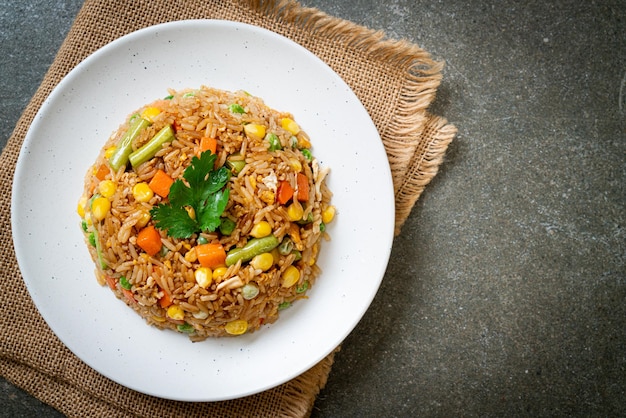 Arroz frito com ervilhas verdes, cenoura e milho