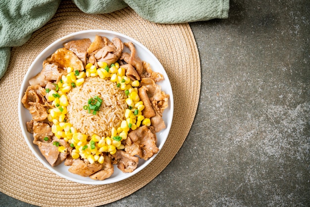 Arroz frito com fatias de carne de porco e milho