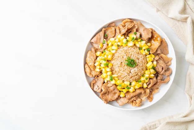 Arroz frito com fatias de carne de porco e milho