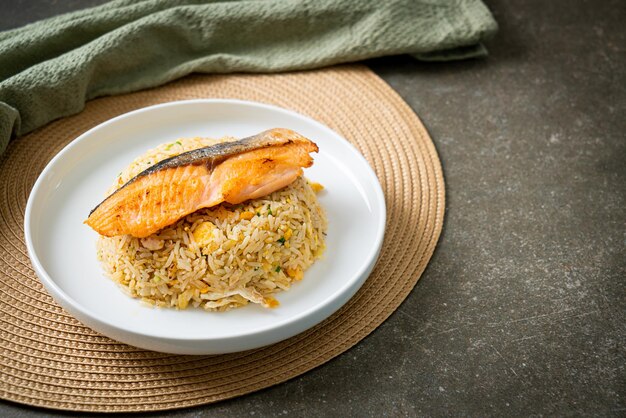 arroz frito com filé de salmão grelhado na chapa branca