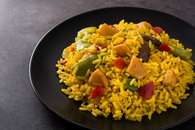 Arroz frito com frango e legumes