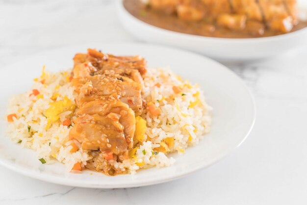 arroz frito com frango grelhado e molho teriyaki