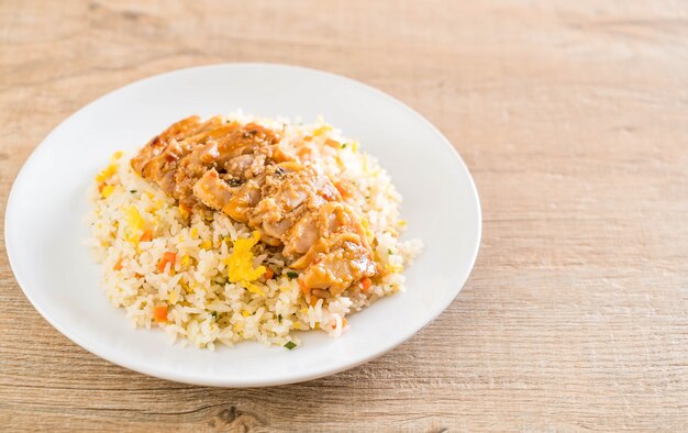 arroz frito com frango grelhado e molho teriyaki