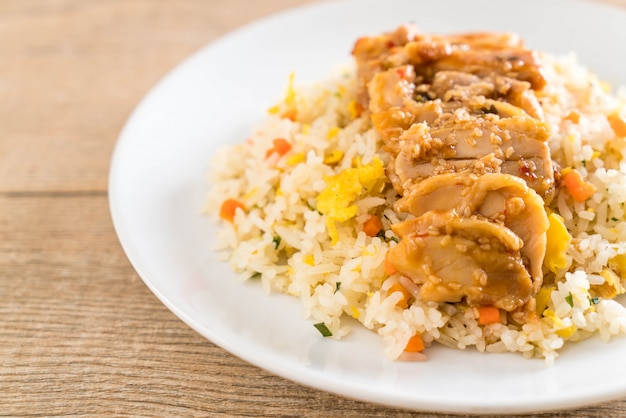 Arroz frito com frango grelhado e molho teriyaki