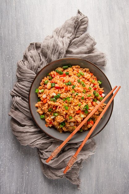 Arroz frito com legumes e ovo Cozinha chinesa caseira sem pessoas