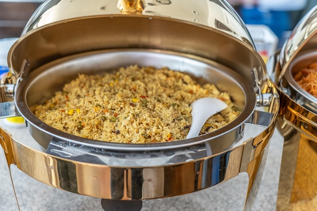 Arroz frito com legumes em prato em uma festa nigeriana