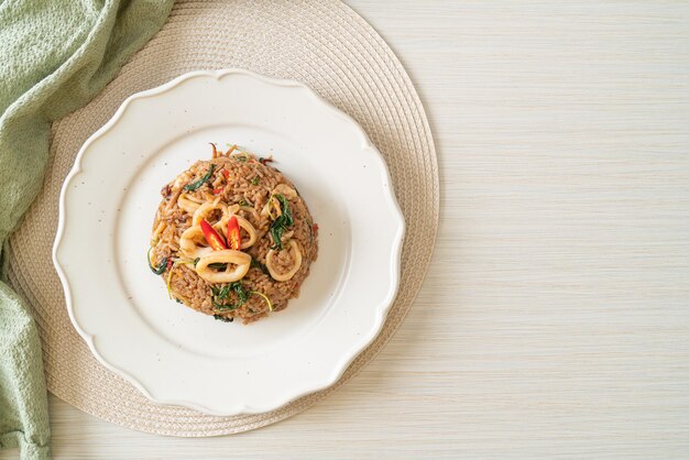 arroz frito com lula e manjericão em estilo tailandês - estilo de comida asiática