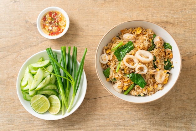 Arroz frito com lula ou polvo na tigela - arroz frito com lula, ovo e couve