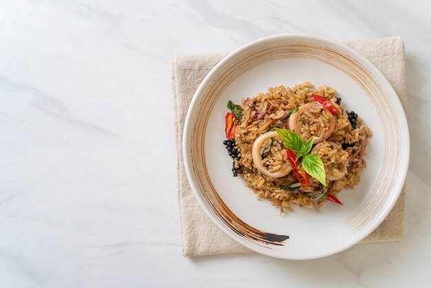 Arroz frito com manjericão caseiro e ervas picantes com lula ou polvo