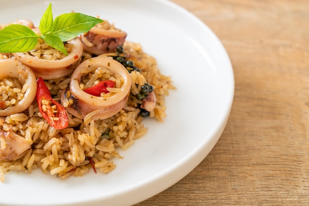 Arroz frito com manjericão e ervas picantes com lula ou polvo