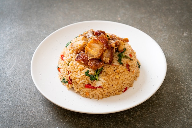 Arroz frito com manjericão tailandês e barriga de porco crocante, comida tailandesa