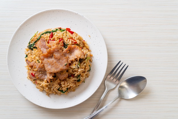 arroz frito com manjericão tailandês e carne de porco - estilo de comida tailandesa