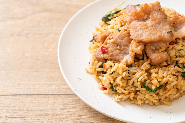 arroz frito com manjericão tailandês e carne de porco