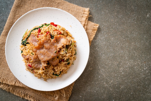 arroz frito com manjericão tailandês e porco