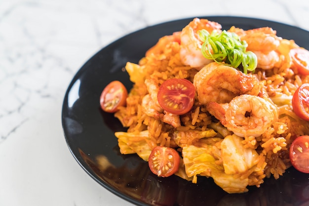 arroz frito com molho picante da coreia e camarões