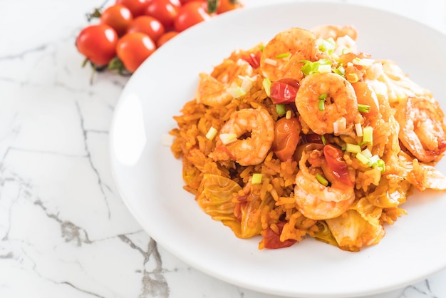 Arroz frito com molho picante da coreia e camarões