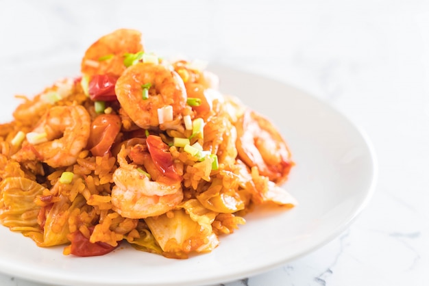 arroz frito com molho picante da coreia e camarões