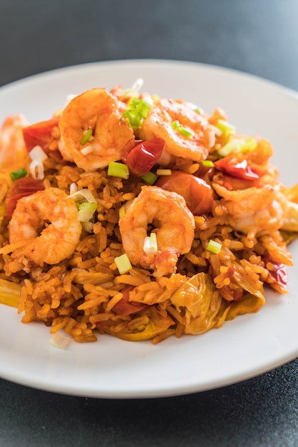 Foto arroz frito com molho picante da coreia e camarões