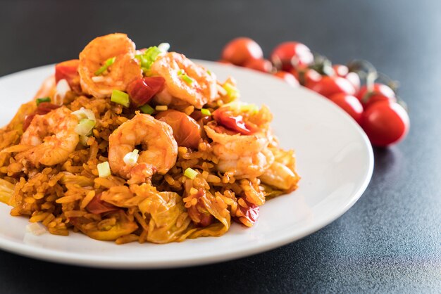 Arroz frito com molho picante da coreia e camarões