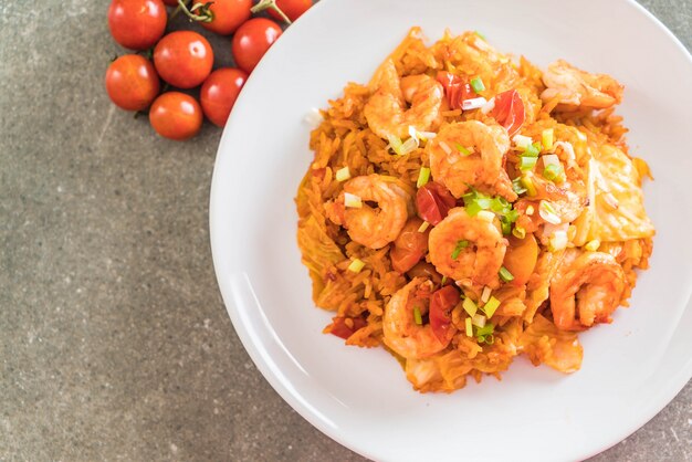 arroz frito com molho picante da coreia e camarões