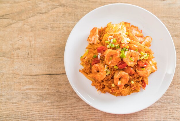 Arroz frito com molho picante da coreia e camarões