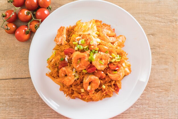 arroz frito com molho picante da coreia e camarões