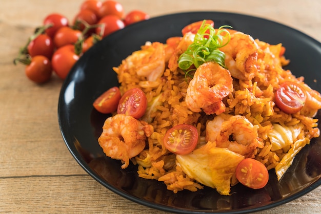 arroz frito com molho picante da coreia e camarões