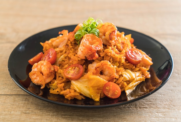 arroz frito com molho picante da coreia e camarões