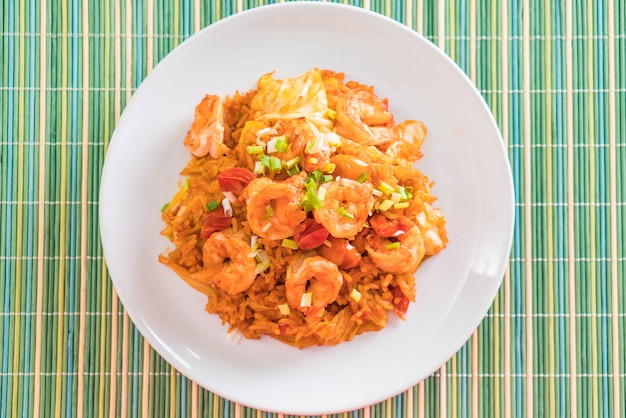 arroz frito com molho picante da coreia e camarões