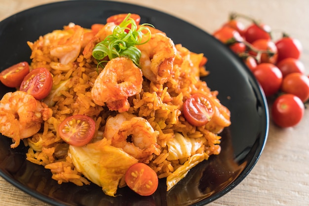 Foto arroz frito com molho picante e camarões coreia