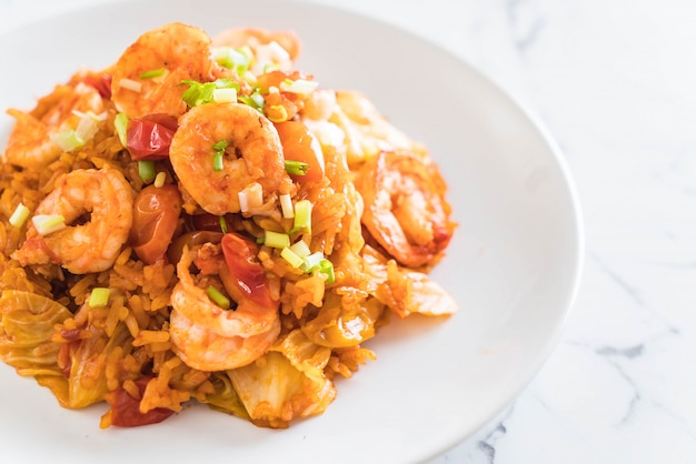 arroz frito com molho picante e camarões Coreia