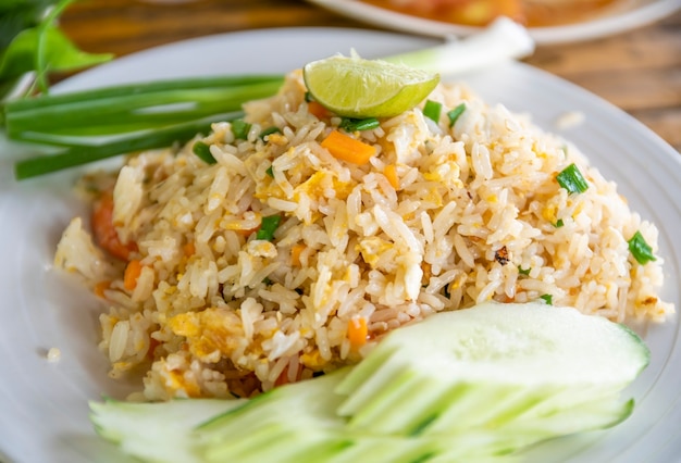 Arroz frito com ovo e vegetais no fundo desfocado