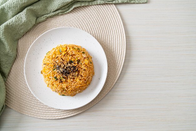 arroz frito com ovo em estilo coreano - estilo de comida asiática