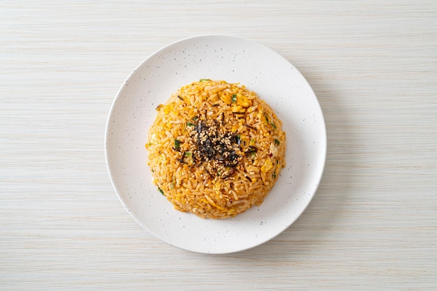 arroz frito com ovo em estilo coreano - estilo de comida asiática