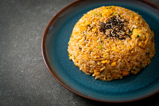 Arroz frito com ovo em estilo coreano estilo de comida asiática