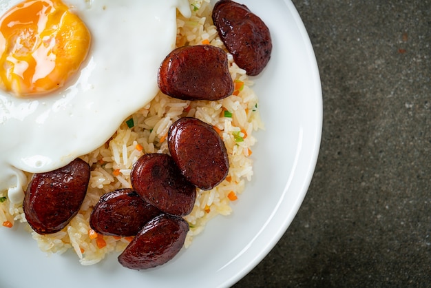 Arroz frito com ovo frito e linguiça chinesa