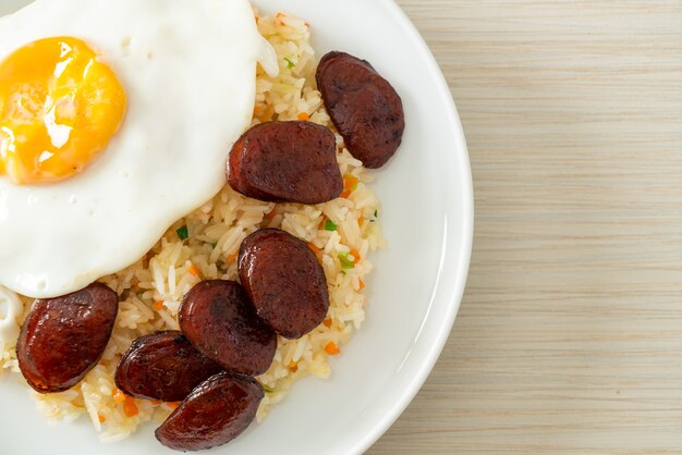 arroz frito com ovo frito e linguiça chinesa