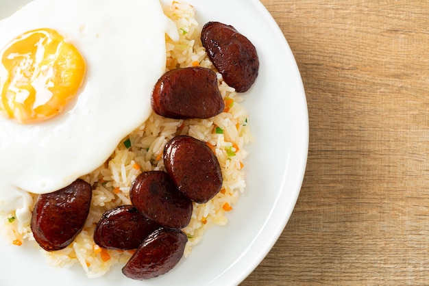 Arroz frito com ovo frito e linguiça chinesa