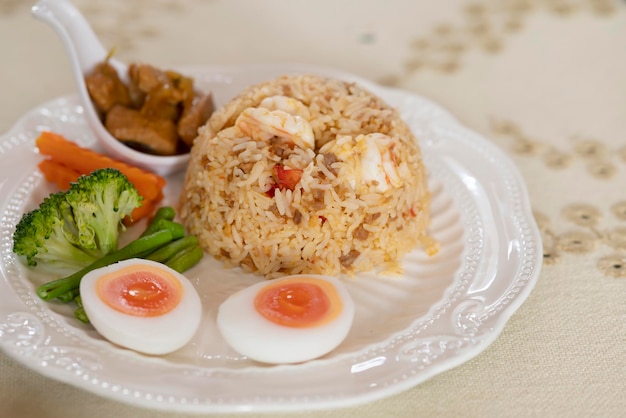 Arroz frito com pasta de camarão pasta de pimentão no conceito de comida e bebida