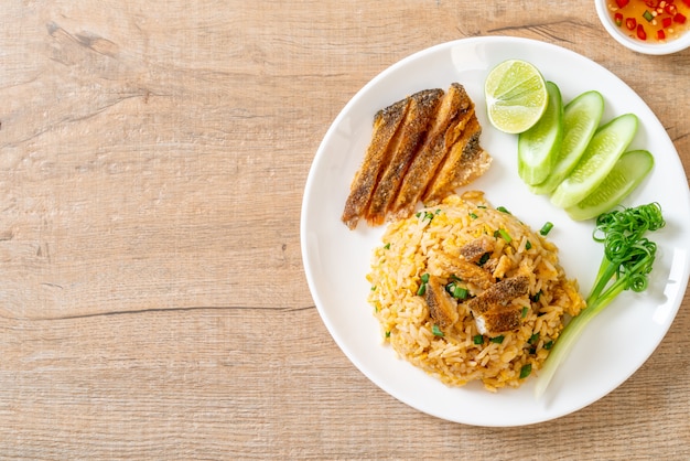 arroz frito com peixe gourami crocante